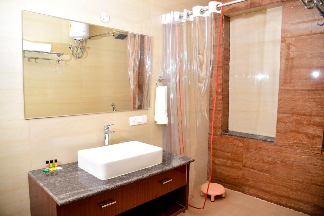 Hotel Olive Crown Lucknow Zewnętrze zdjęcie