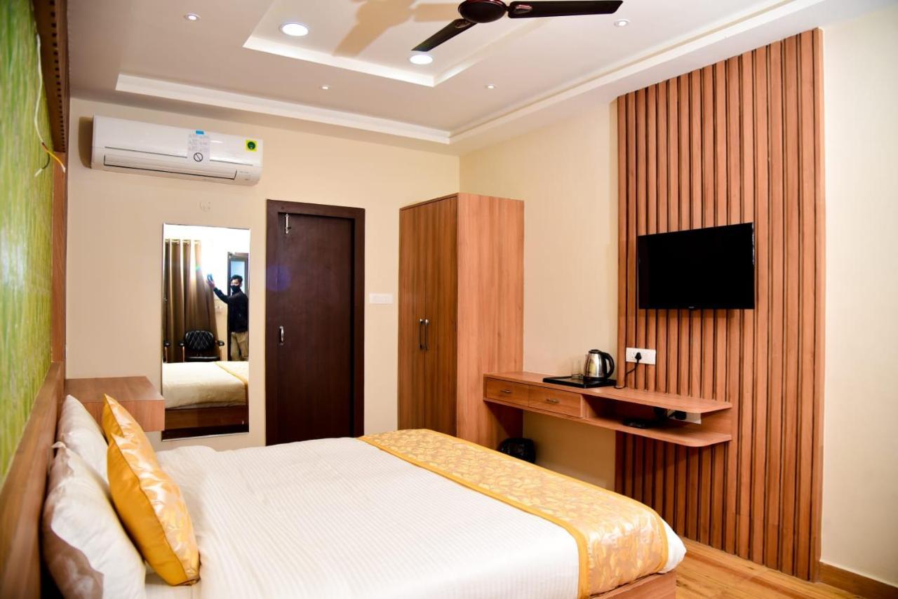 Hotel Olive Crown Lucknow Zewnętrze zdjęcie