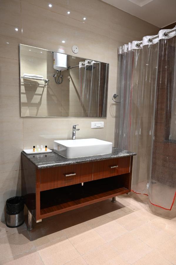 Hotel Olive Crown Lucknow Zewnętrze zdjęcie