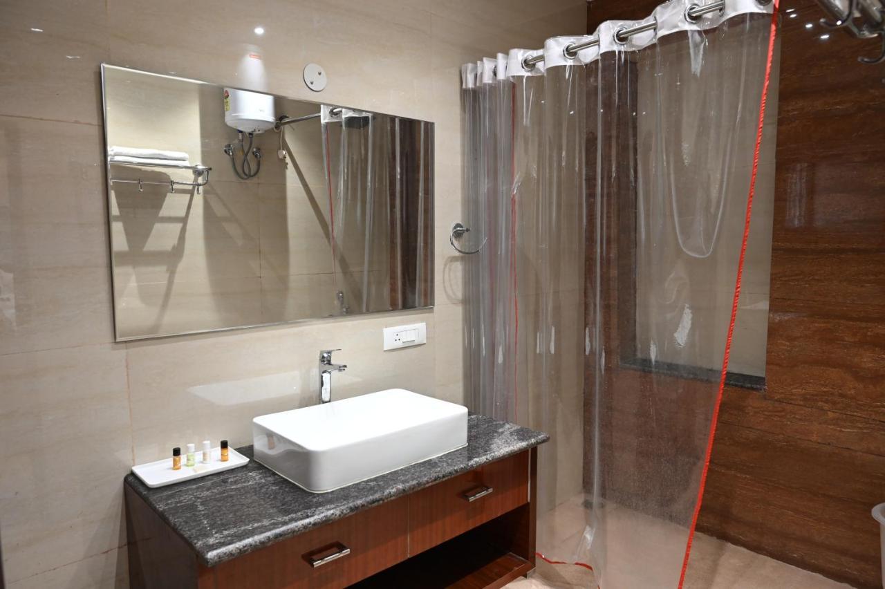 Hotel Olive Crown Lucknow Zewnętrze zdjęcie